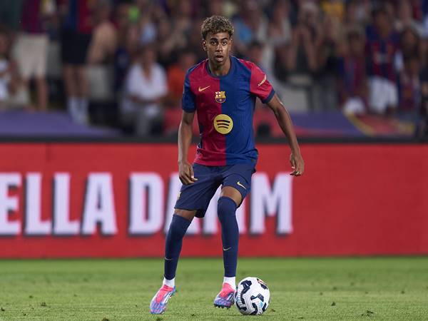 Lamine Yamal trong màu áo CLB Barcelona