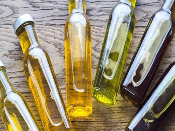 Nhìn thấy mình đang đi mua chai dầu ăn